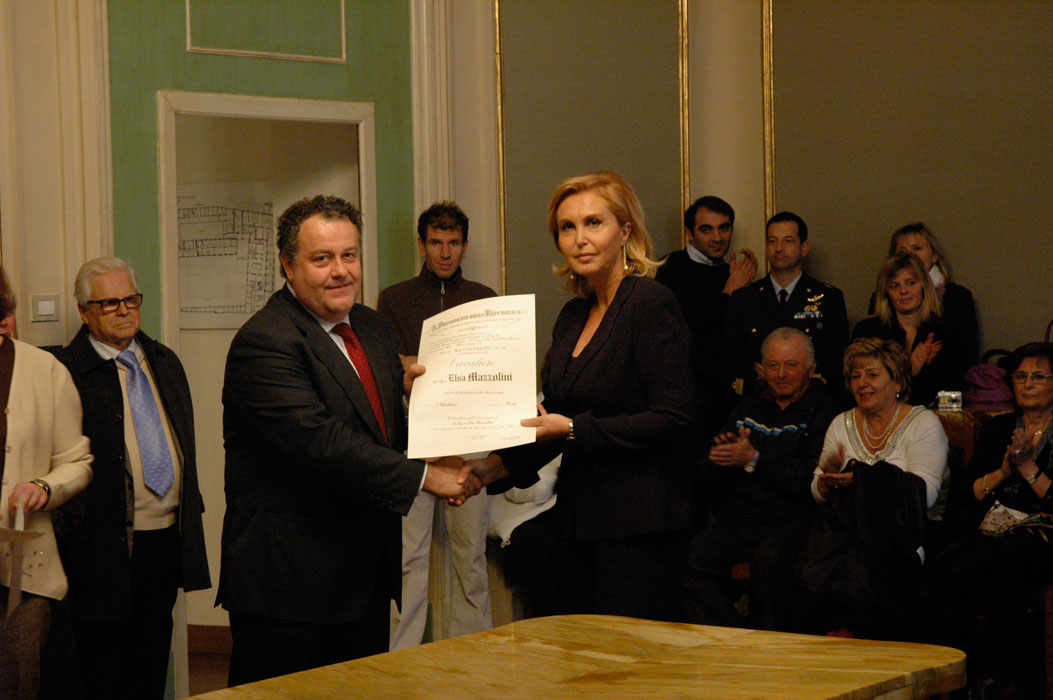 Il conferimento dell’onorificenza di Cavaliere dell’Ordine al Merito della Repubblica Italiana.