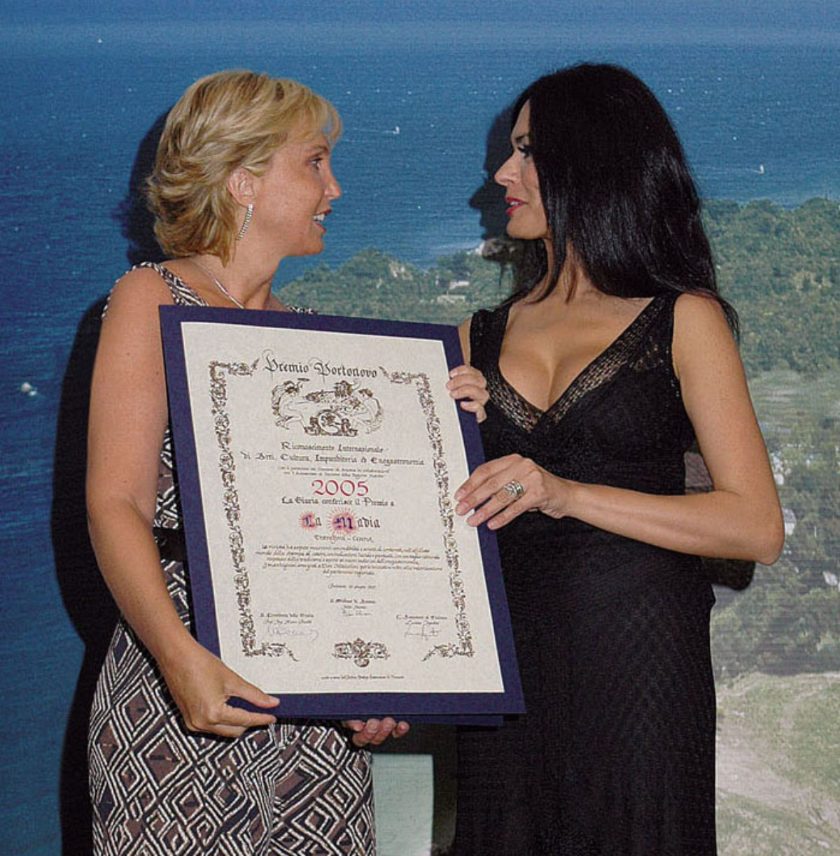 Maria Grazia Cucinotta consegna a Elsa Mazzolini il Premio Internazionale Portonovo.