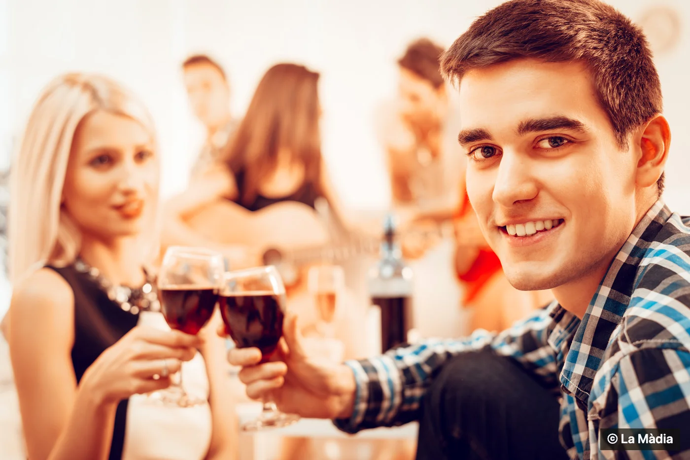 Tavola elegante con bicchieri di vino in un momento speciale