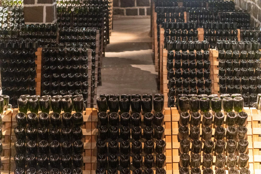 Bottiglie di vino italiano con piatti cinesi in ristorante moderno