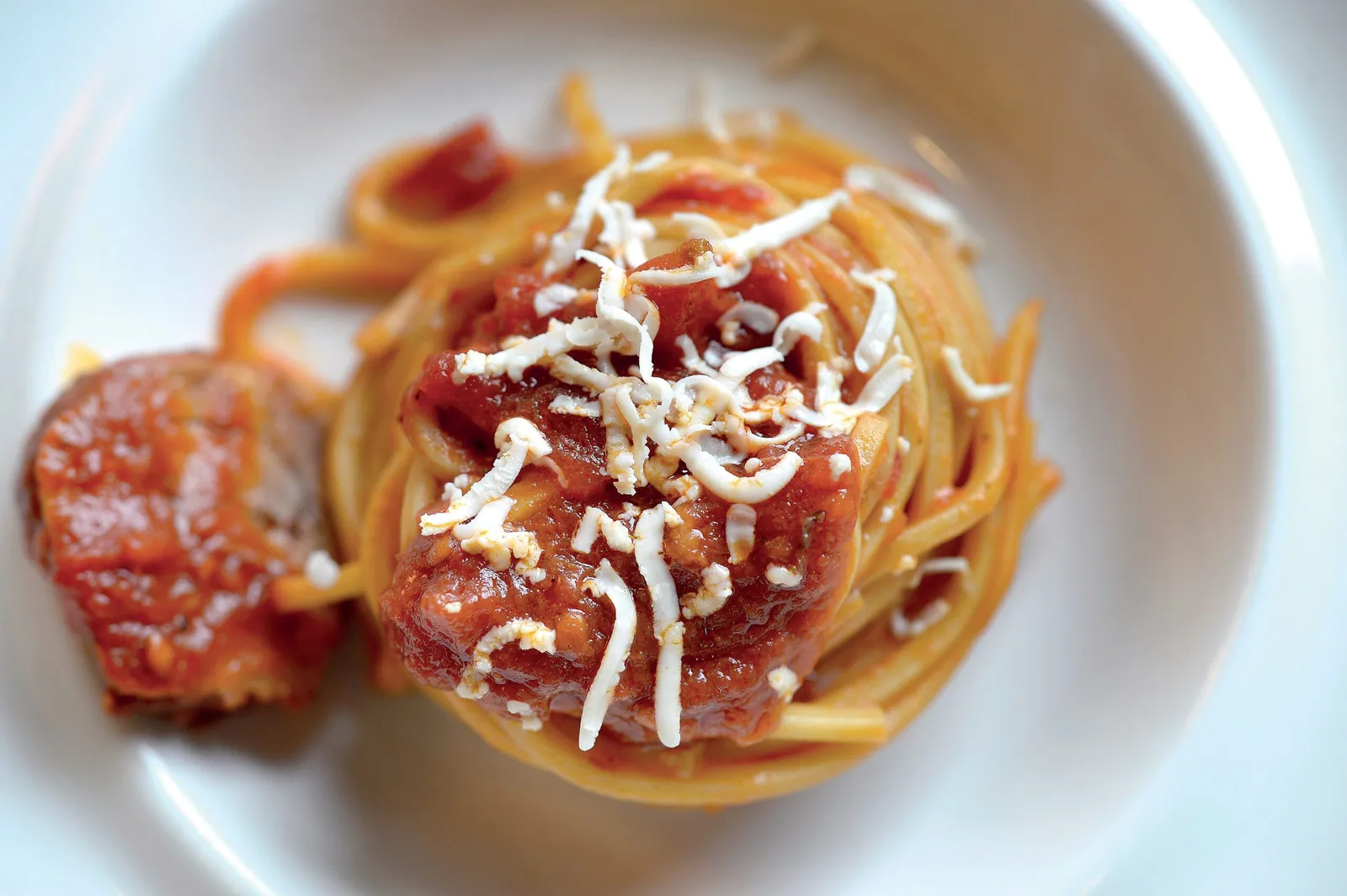 Chitarra al ragù di agnello e ricotta affumicata al ginepro