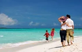 Mini vacanze per la metà delle famiglie con figli. E i bambini ai centri estivi o con la tata