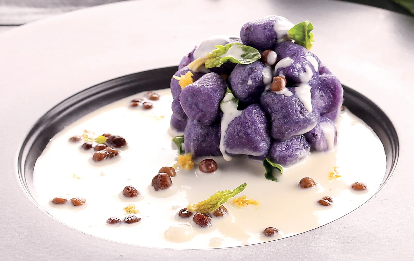 I mammoli di patata viola su fonduta di caciocavallo roveglia e spinaci
