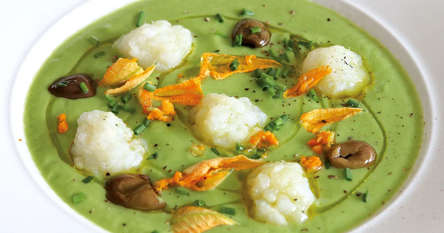 Passatina di zucchine con quenelles di baccalà e olive taggiasche