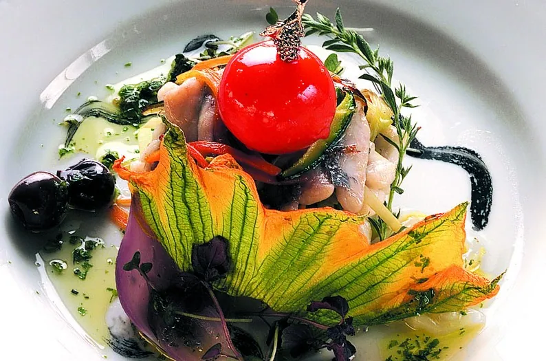 Millefoglie di pesce sciabola con verdure croccanti, calamari marinati con maggiorana e olive taggiasche