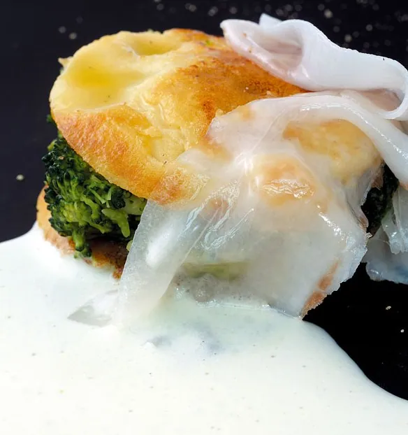 Tortino di ceci e scomposto di broccoli con lardo di Cinta Senese e schiuma di aglio e peperoncino