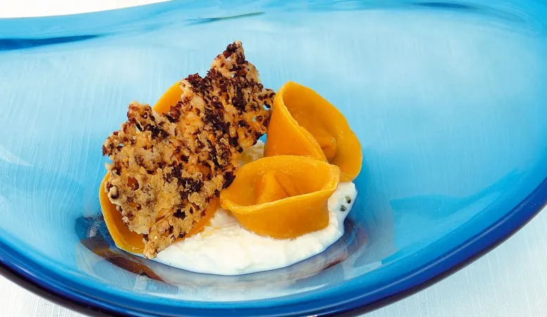 Tortello di pomodorini del piennolo su fonduta di mozzarella di bufala e touille alle olive taggiasche
