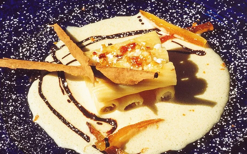 Cannoli di tortiglioni, rivisitati con ricotta, su infusione di mandarini "marzaioli"