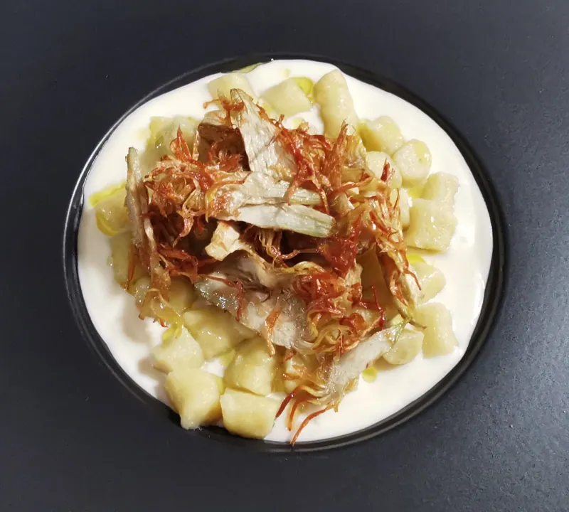 Chicche della nonna ai carciofi su fonduta di cacio