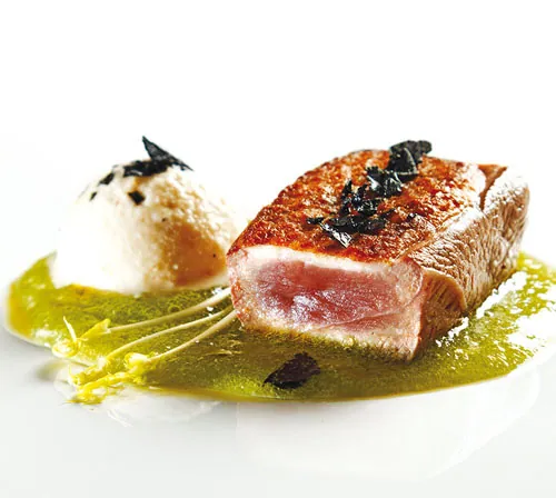 Petto d'anatra con gelato di pecorino primo sale ap peperoncino e succo di cetriolo