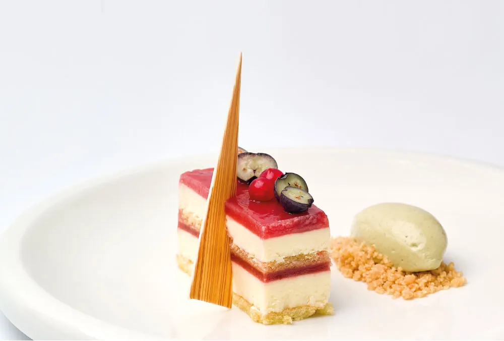 Bavarese al cioccolato bianco e frutti rossi con gelato al pistacchio di chef Michele De Blasio
