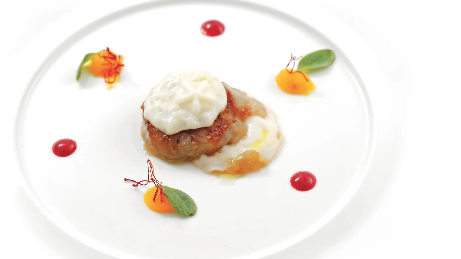 Cipolla cotta nel Trebbiano con gel di zafferano, parmigiano e lampone