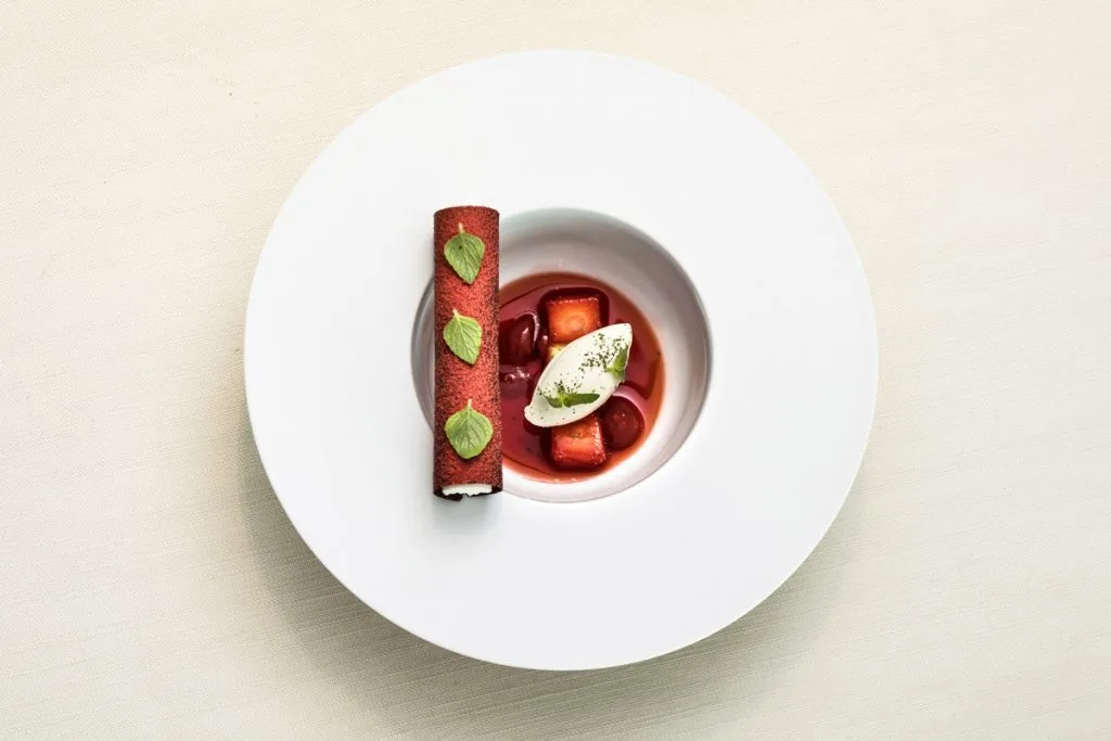 AndreaAprea_Fragola-al-Maraschino,Mascarpone,Nepetella_phMassiNinni(02)