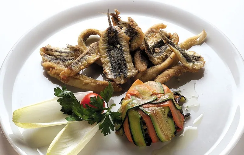 Marinata tradizionale viareggina di pesce azzurro con caponata di verdure in sformato