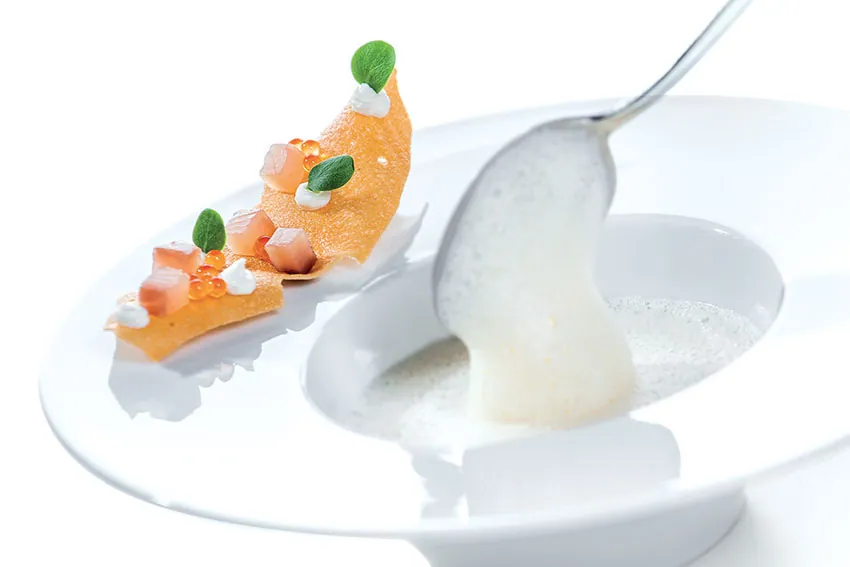 Zuppa di vino, crostini alle erbe, salmerino marinato su bruschetta di patate