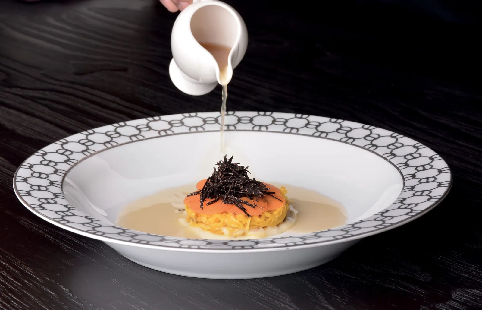 Disco di capellini ai pomodori verdi, brodo di capriolo, purea di sedano rapa e julienne di tartufo nero
