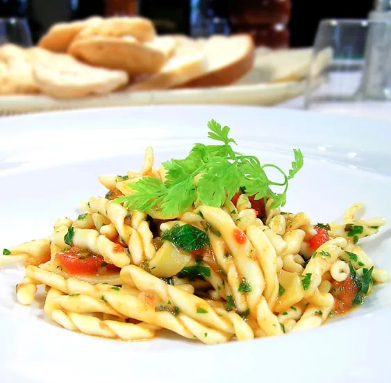 Trofiette di pasta fresca con gallinella al profumo di zafferano di San Gavino