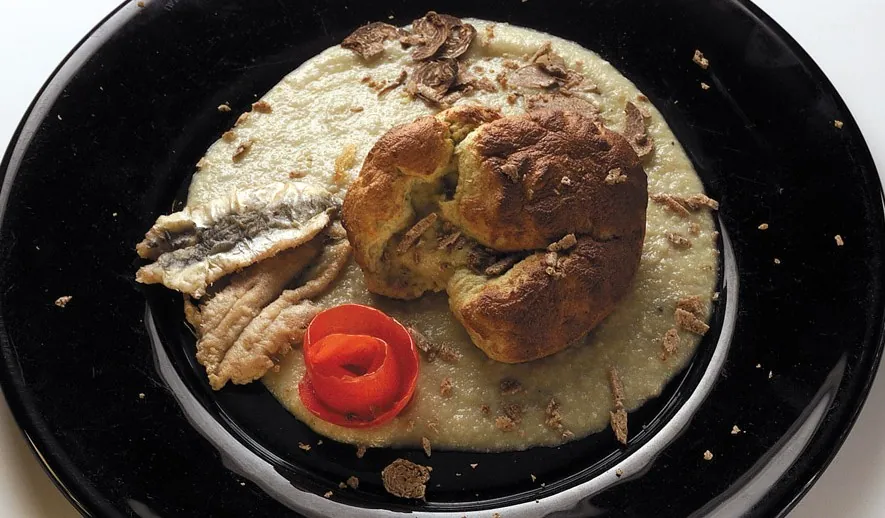 Soufflé di acciughe su passata di cavolfiore al profumo di tartufo
