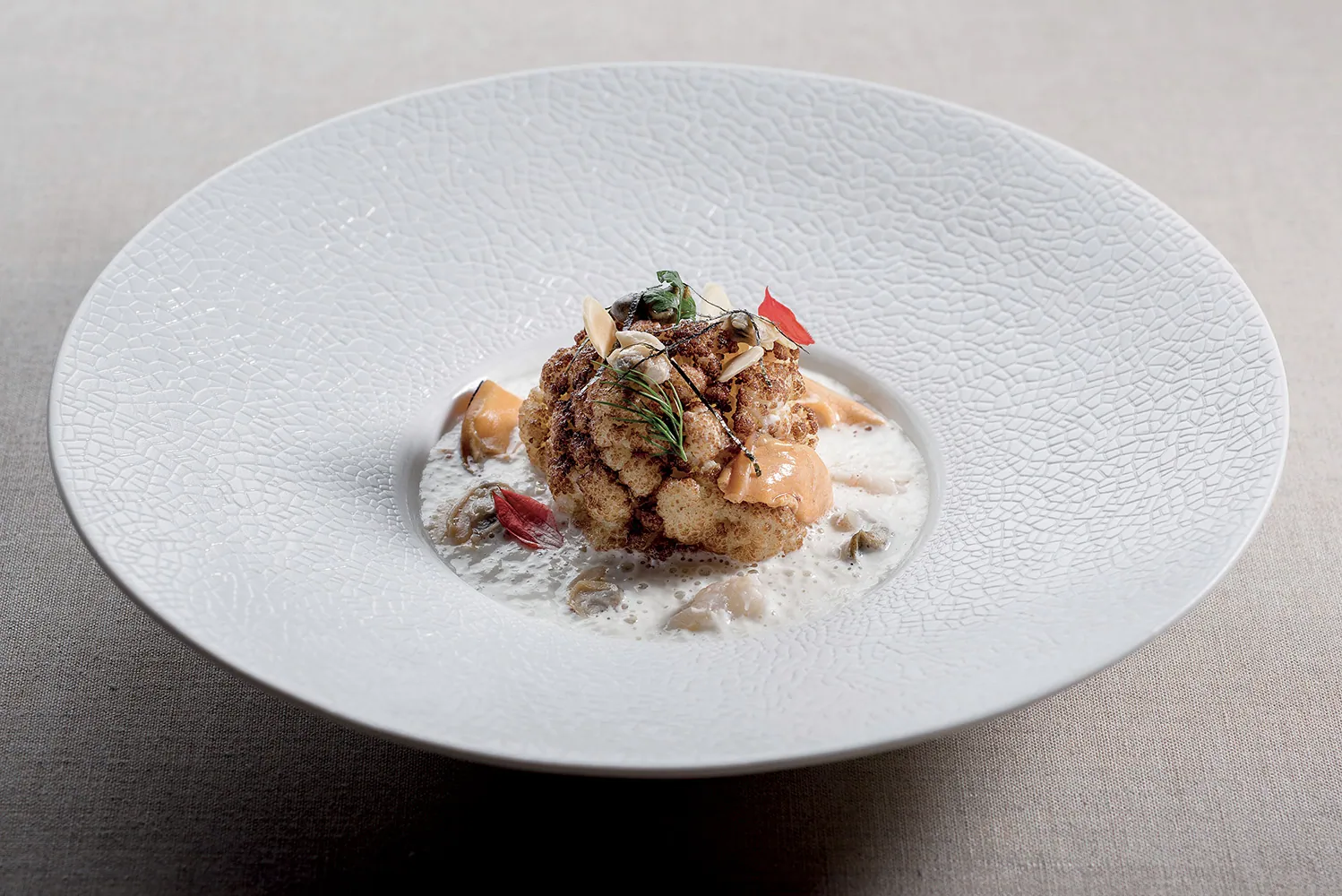 Cavolfiore con salsa di latte di mandorla, yuzu e ricci di mare