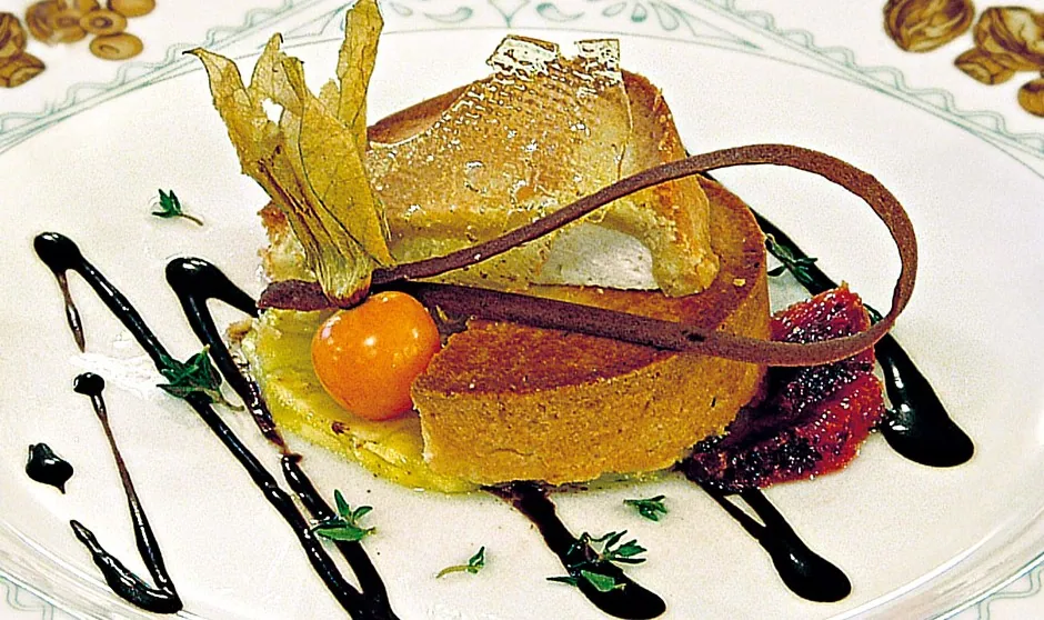 Tartelletta di risone e ricotta su guazzetto di frutta speziata confezionata al fondente