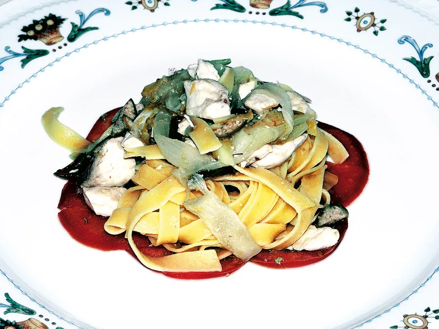 Fettuccine con ricciola, limone, capperi, puntarelle, cetriolo e pomodoro