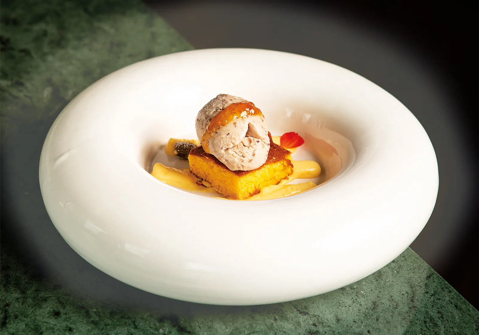 Gelato alle olive con biscotto al mandarino e mousse al cioccolato