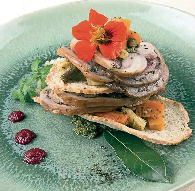 Cùniggiu magro. Coniglio in porchetta alle erbe aromatiche, salsa verde, patate Quarantina bianca Genovese