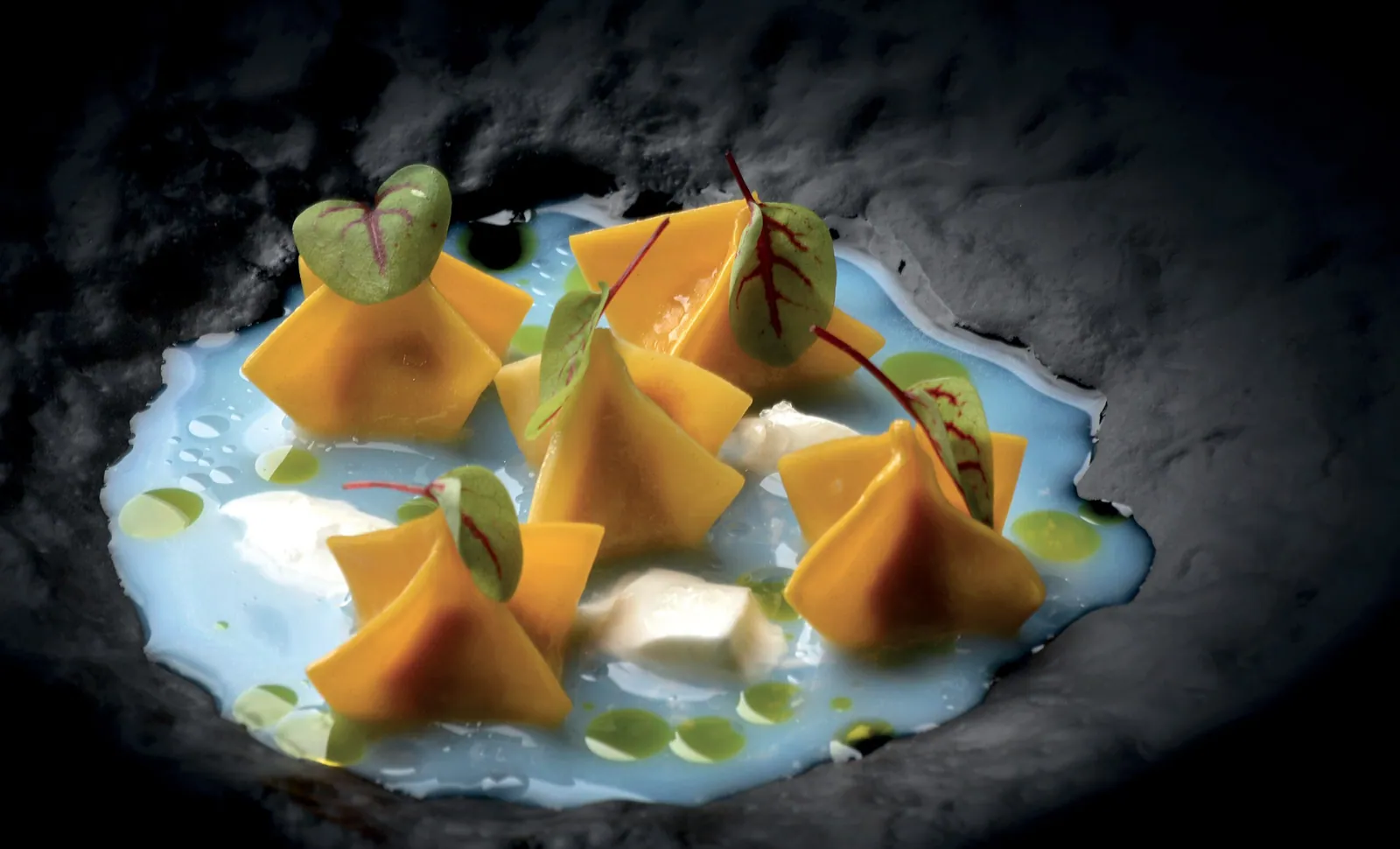 Ravioli di praline di frutta secca, siero di pecorino, latte cagliato ed essenza alle radici di rabarbaro
