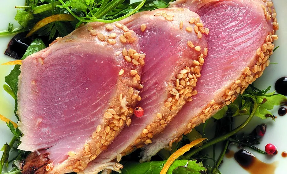 Tagliata di palamita in crosta di sesamo su misticanza al balsamico tradizionale
