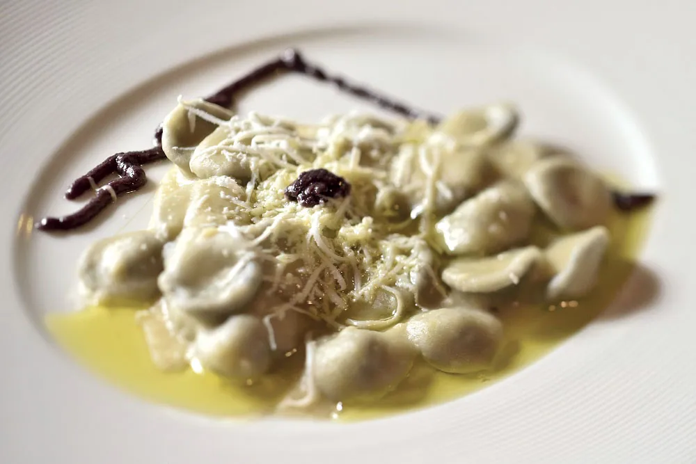 Orecchiette con favetta, olive dolci nere e burratina di Andria