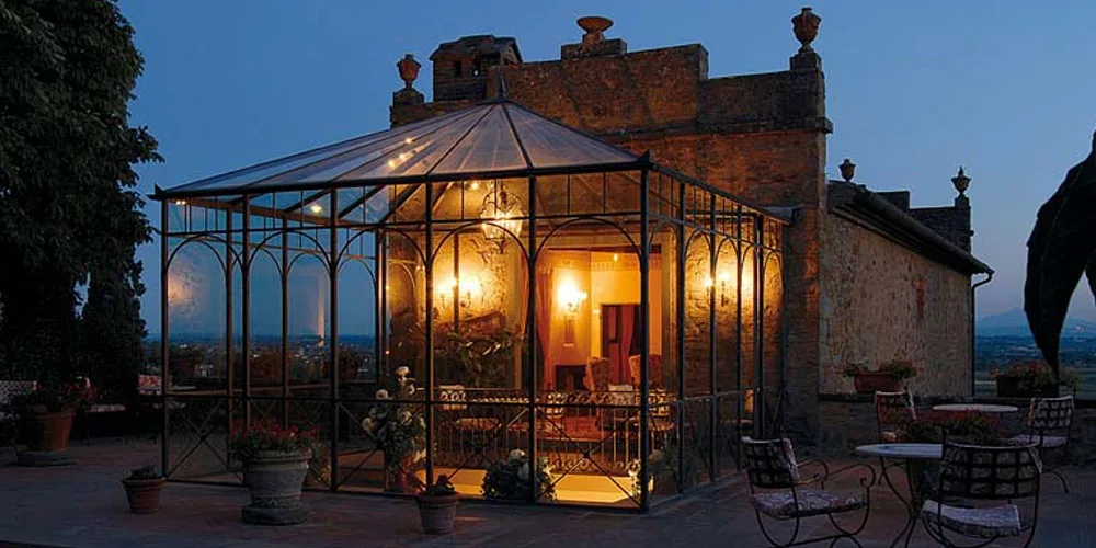 Domina la campagna toscana il Falconiere, simbolo di una grande cucina e di grandi vini