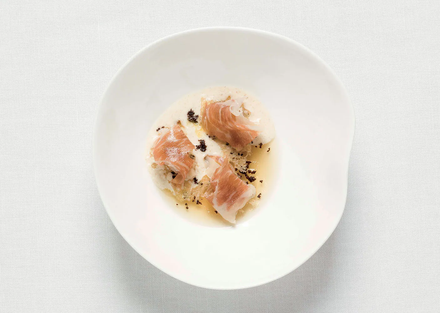 Fine gelatina di prosciutto iberico, mousse fermentata di pane di segale alle scaglie di olive