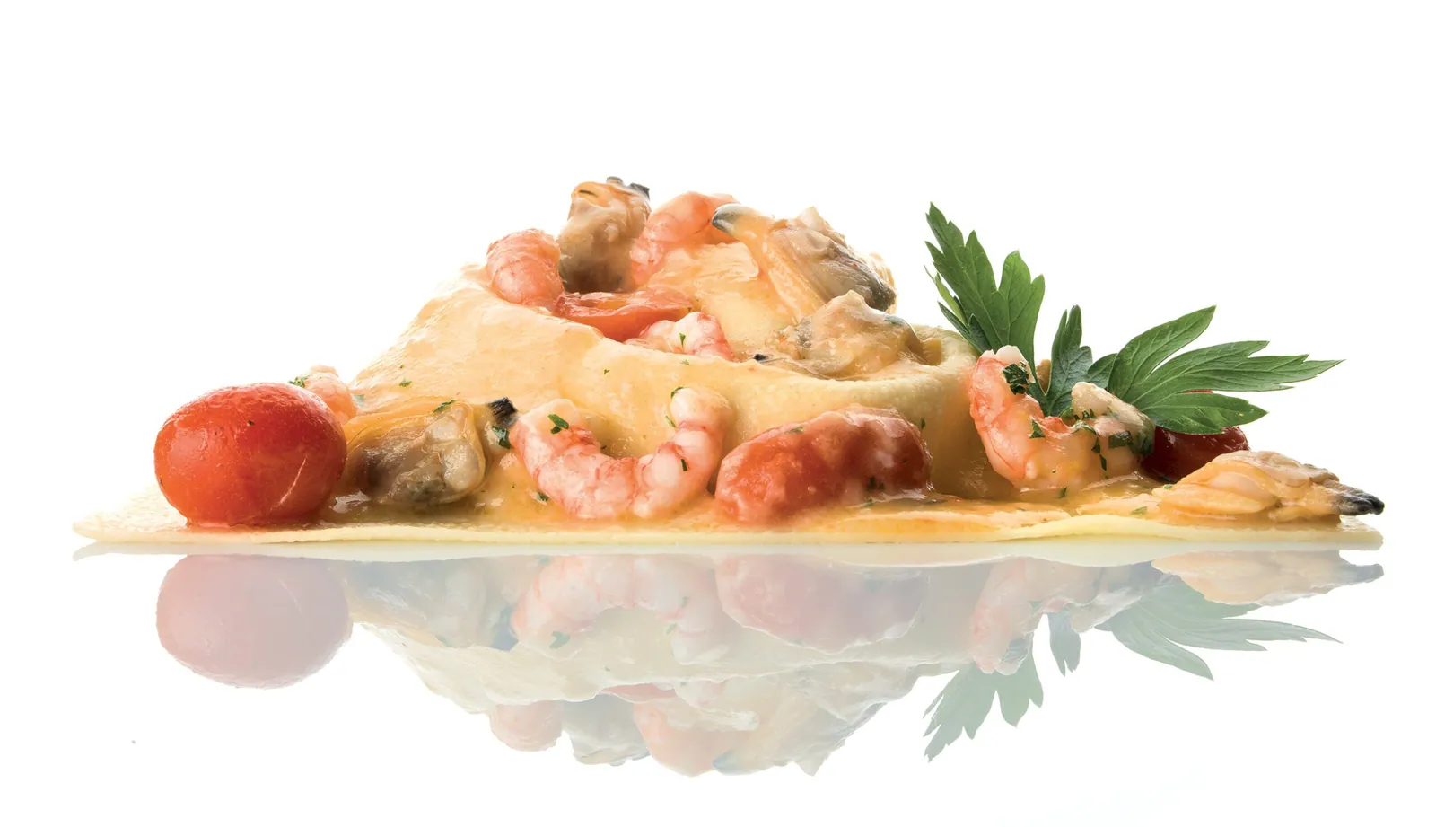 Raviolo aperto di pasta fresca con vongole veraci, gambero rosso di Mazara e pomodorini datterini