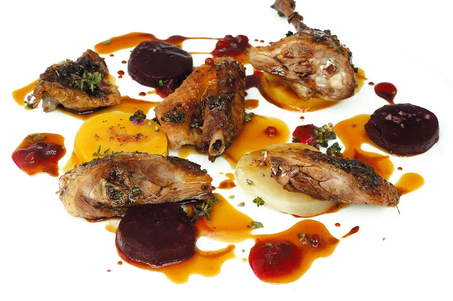 Rape rosse, gialle e bianche marinate,con anatra al forno, glassata con miele al pino mugo e pepe nero, su salsa all'arancia