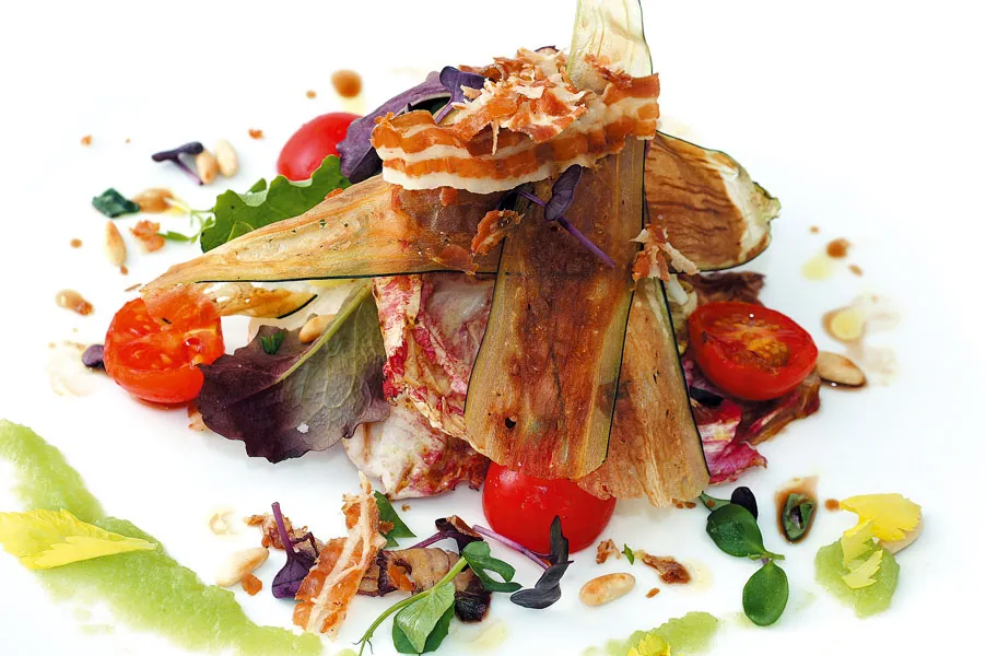 L'insalata caponata Cottocrudo di verdure con pinoli e pancetta croccante
