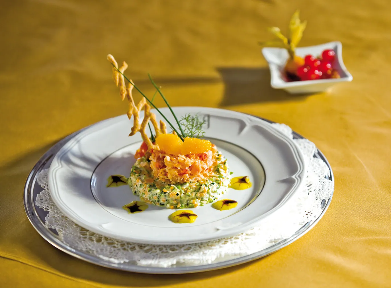 Tartare di frutta e verdura con insalata di granchio reale, salsa al mango e gocce di aceto balsamico