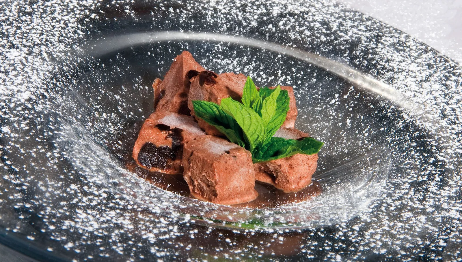 Semifreddo di cioccolato 72% con prugne, cognac, Fontpinot e fumo aromatico