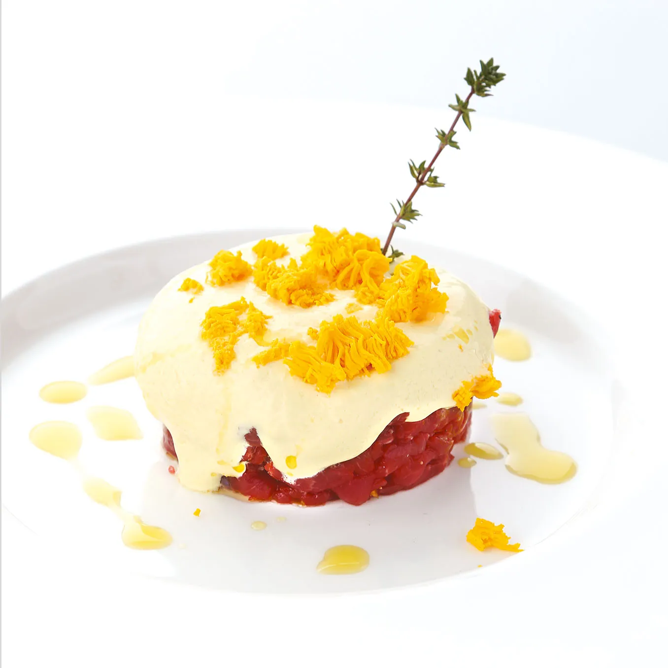 Tartare di manzo con gelato alla senape e mimosa d'uovo