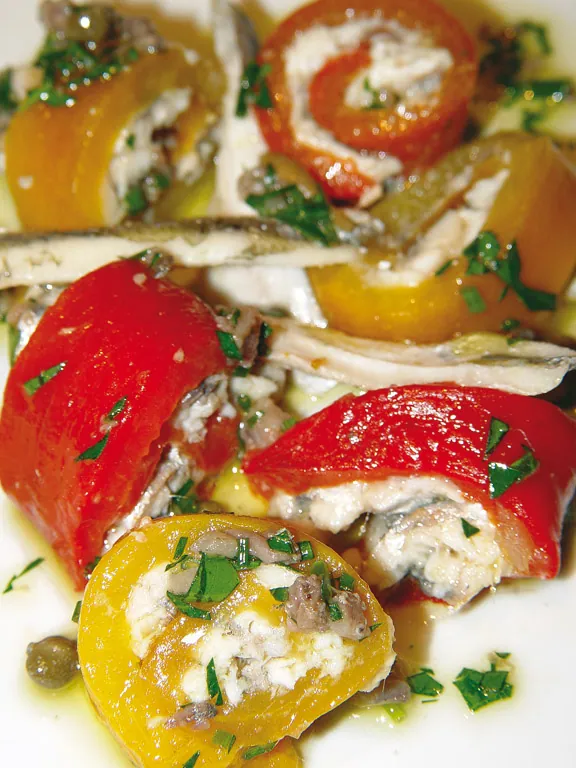 Peperoni gialli e rossi con sardoncini e capperi