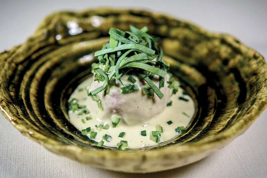 Uovo di fassona alla coque, salsa di ostriche di Bretagna, brunoise di cetriolo, foglia d'ostrica