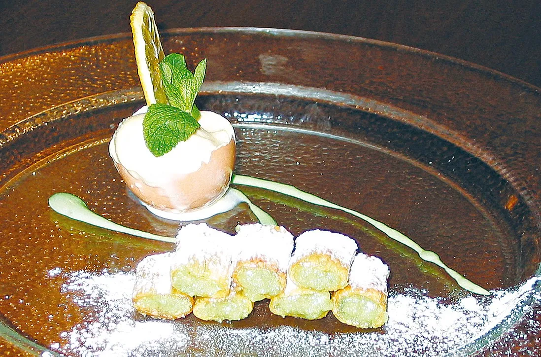 Mezze maniche caramellate e farcite di pasta di mandorle al pistacchio con gelato al Vov