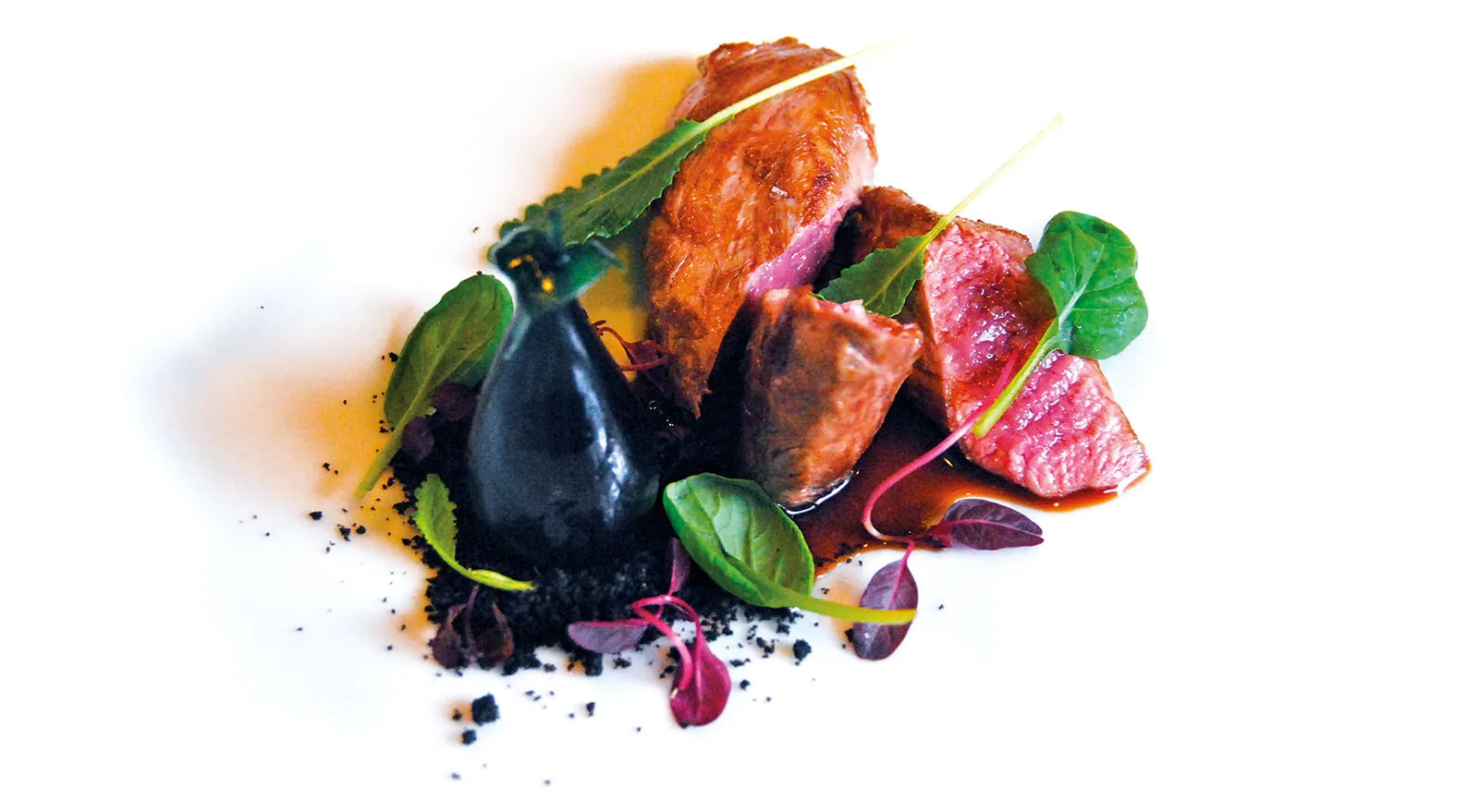 Filetto d'agnello spadellato e lasciato rosato servito con la caponata di melanzane
