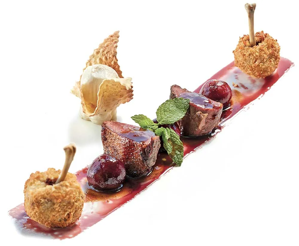Piccione arrosto con ciliegie caramellate al kirsh e gelato al pan di spezie