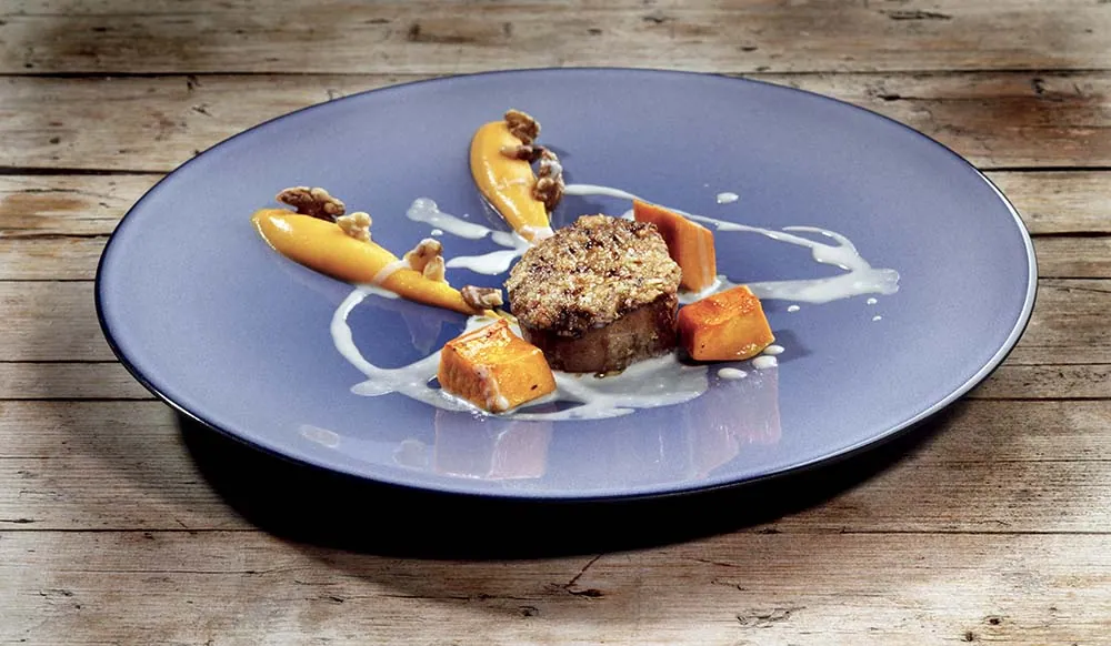 Medaglione di filetto di vitello con panatura croccante alle noci, zucca e crema al Roquefort