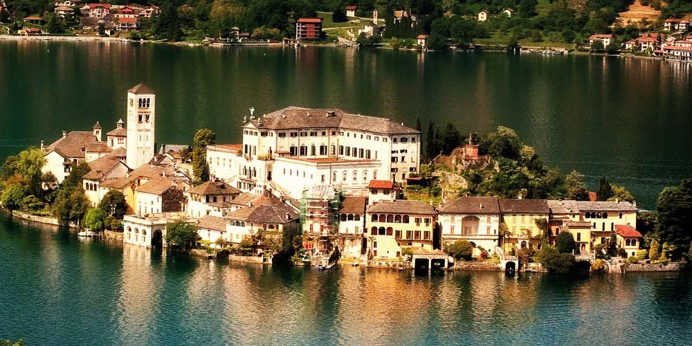 Villa Crespi, grande casa di respiro europeo sul lago d’Ora