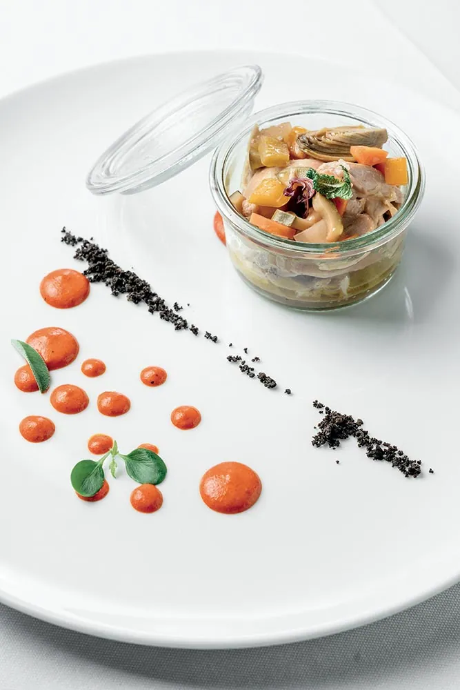 Tonno di coniglio con piccole carote, peperone e polvere di olive