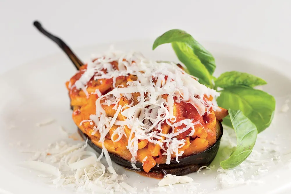 Melanzana ripiena di pasta con ragù di vitello podolico, formaggio e basilico