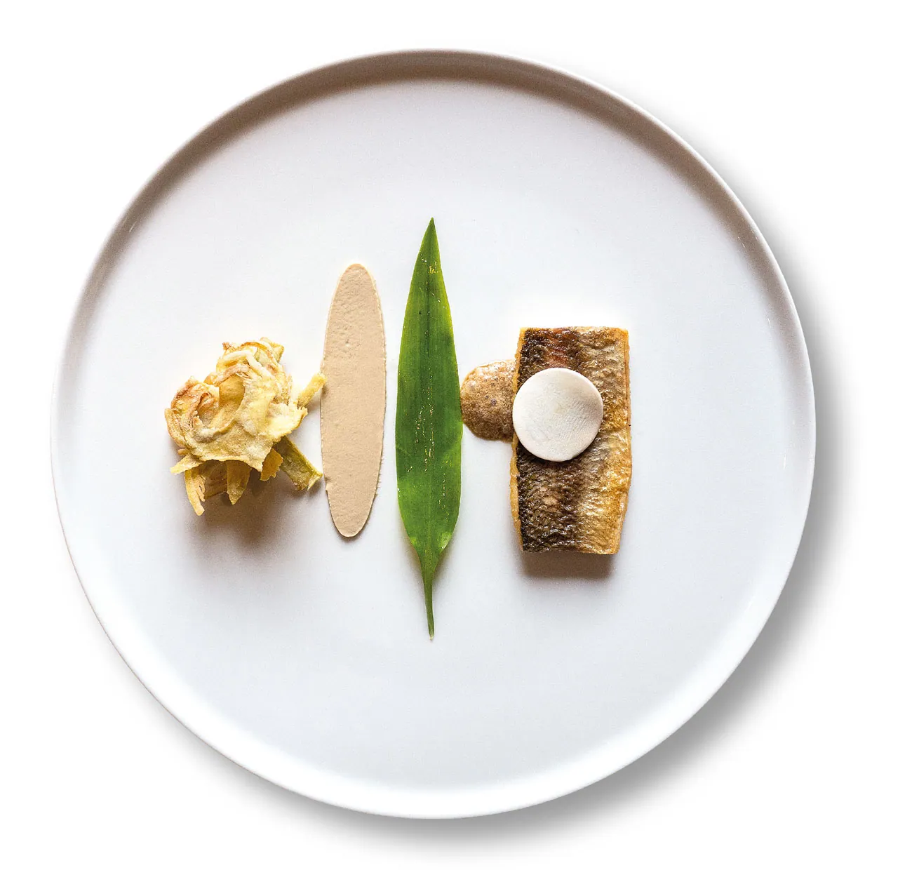 Lavarello del Gardesano alla plancia con funghi e la loro emulsione di sottobosco, carciofi spinosi fritti dello chef Perbellini