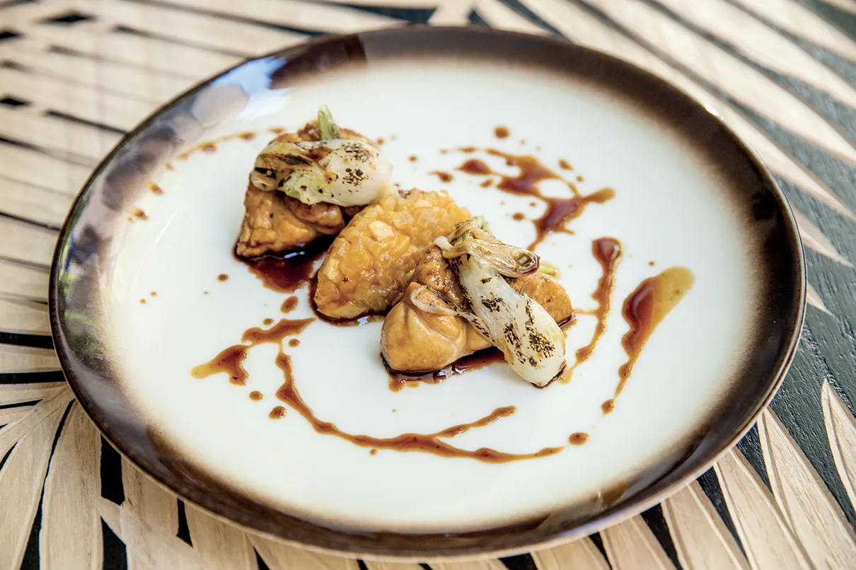 Animelle glassate alla liquirizia, chutney di pera nashi, cipollotto glassato