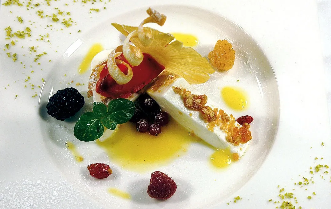 Terrina di yogurt con croccantino di pinoli, salsa di ananas, sorbetto di lamponi